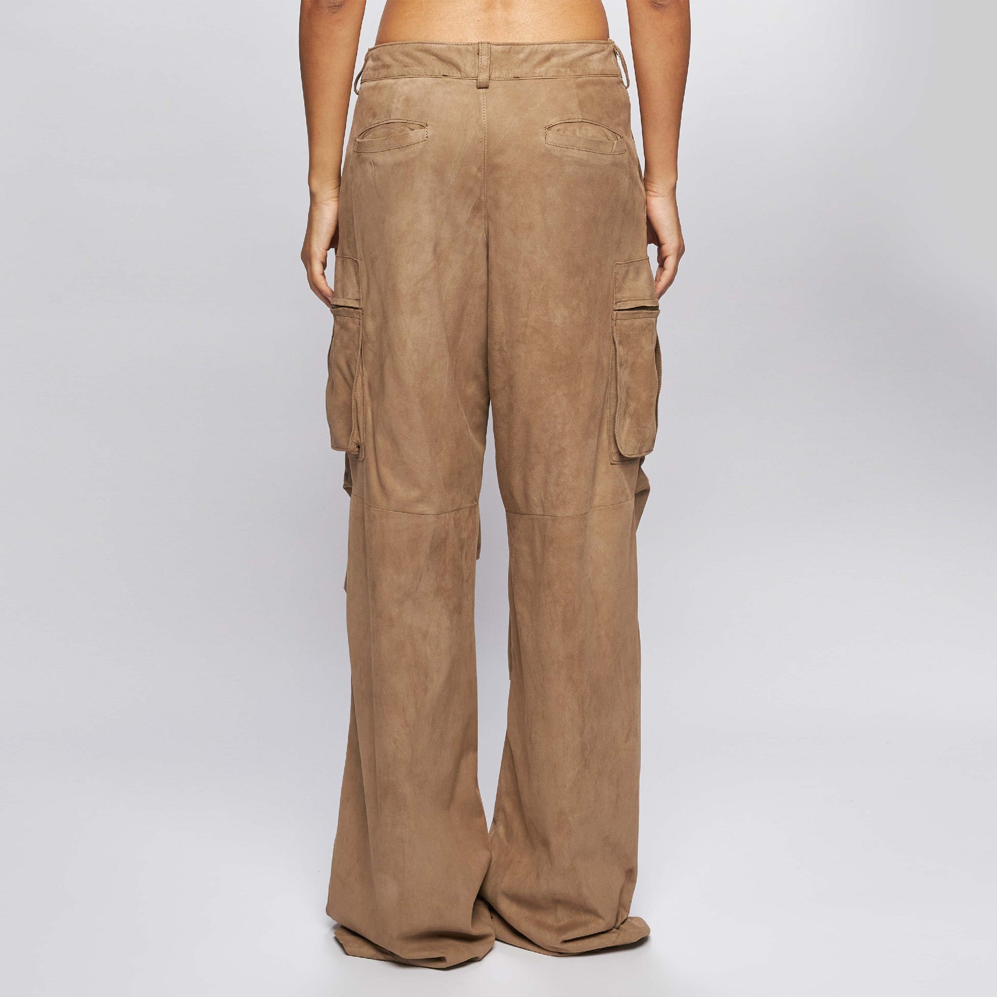 PANTALONI CARGO IN PELLE SCAMOSCIATA – SAND