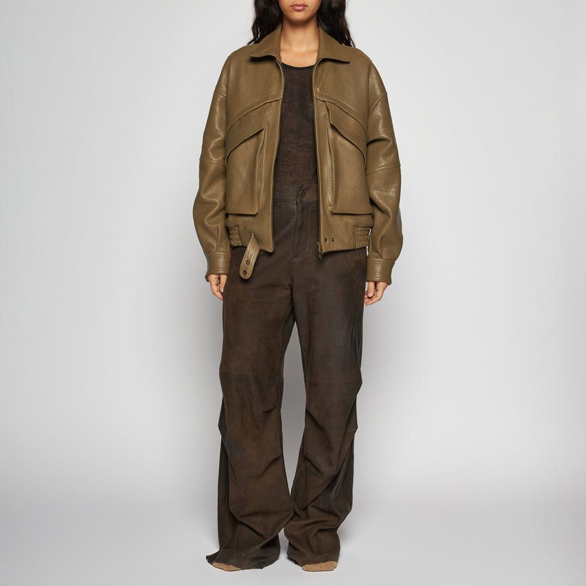 OVERSIZED-JACKE AUS GEHÄMMERTEM LEDER – OLIV