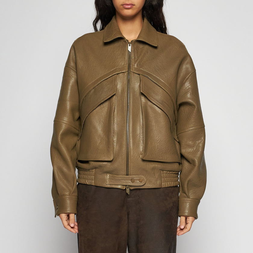 OVERSIZED-JACKE AUS GEHÄMMERTEM LEDER – OLIV