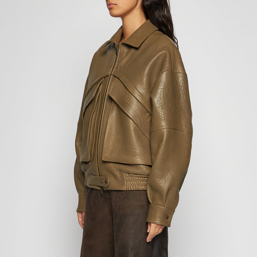 OVERSIZED-JACKE AUS GEHÄMMERTEM LEDER – OLIV