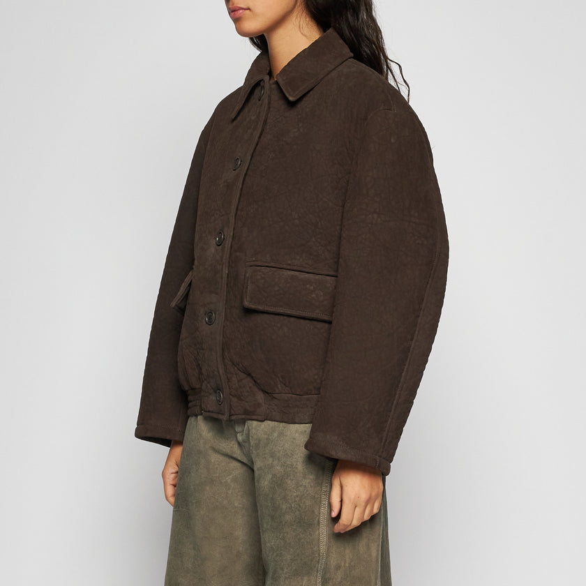 OVERSIZED-JACKE AUS GEHÄMMERTEM WILDLEDER – DUNKELBRAUN