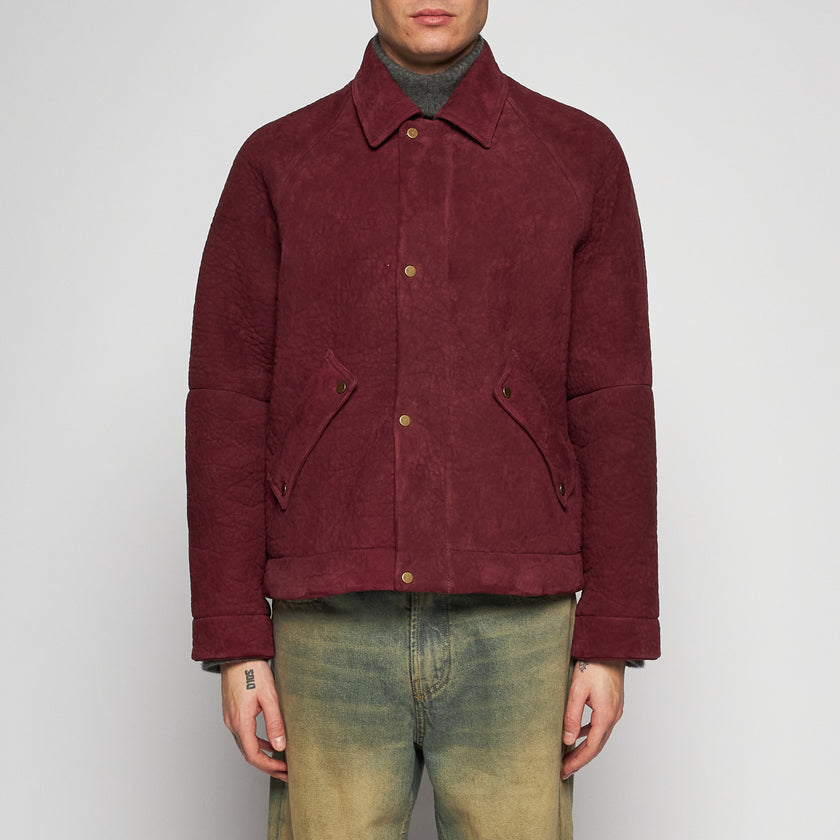 ARBEITSJACKE AUS GEHÄMMERTEM WILDLEDER - BURGUNDERROT