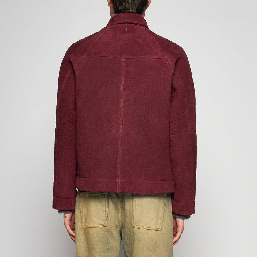 ARBEITSJACKE AUS GEHÄMMERTEM WILDLEDER - BURGUNDERROT