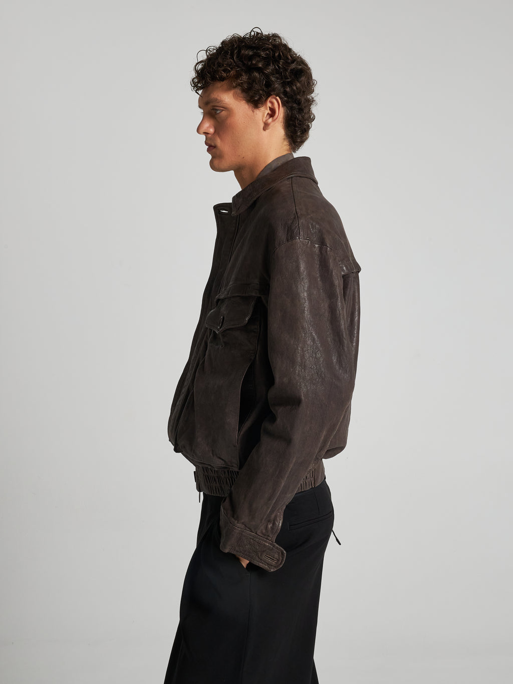 BOMBERJACKE AUS GESTRÄPFTEM LEDER – COFFEE