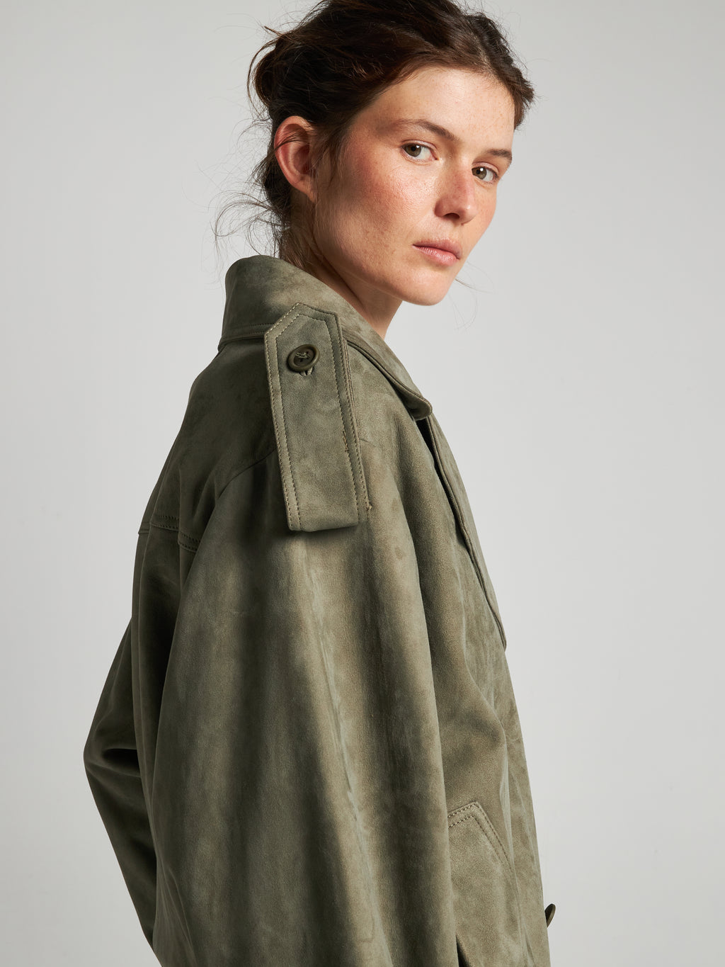 ZWEIREIHIGE JACKE AUS WILDLEDER MIT GÜRTEL – ARMY