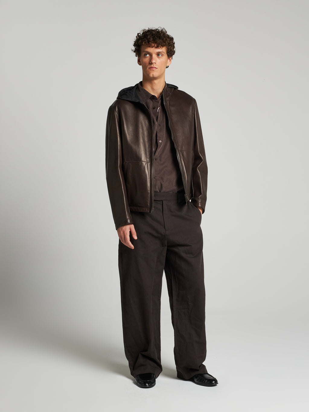 LEDERJACKE MIT KAPUZE - DUNKELBRAUN