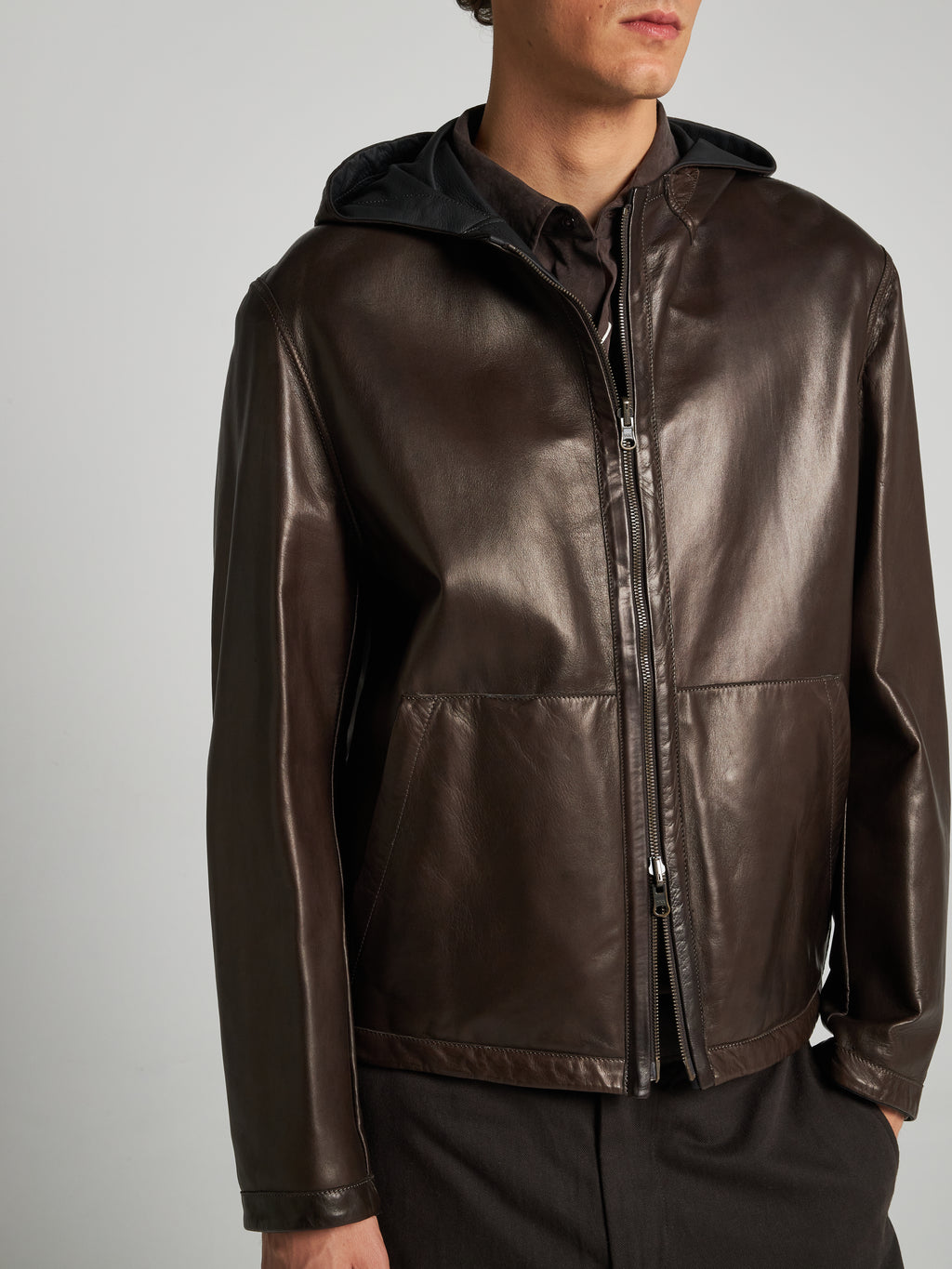LEDERJACKE MIT KAPUZE - DUNKELBRAUN