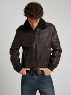 BOMBERJACKE AUS GEWACHSTEM SHEARLING - DUNKELBRAUN